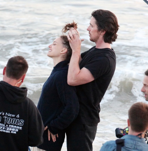 Foto: De ce o trage Christian Bale de păr pe Natalie Portman?