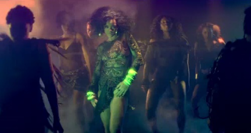 Video: Rihanna, din nou foarte sexy, în ultimul clip