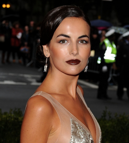 Frumuseţe de divă: Rujul vişiniu face ravagii! Uite cum să-l porţi!