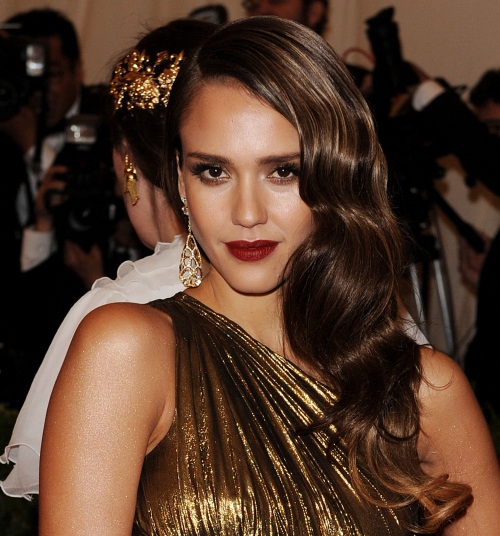 Frumuseţe de divă: Rujul vişiniu face ravagii! Uite cum să-l porţi!