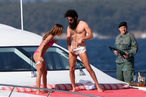 Cannes 2012: Sacha Baron Cohen a aruncat-o peste bord pe Elisabetta Canalis!