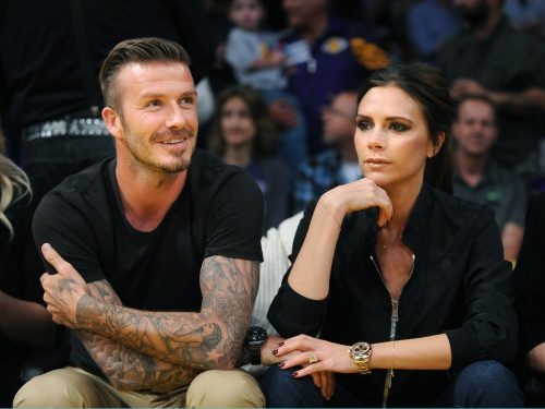 Foto: Victoria şi David Beckham, sărut ca între adolescenţi la un meci de basket