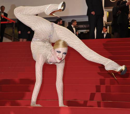 Cannes 2012: contorsionista Zlata, pe covorul roşu. Vezi pozele!