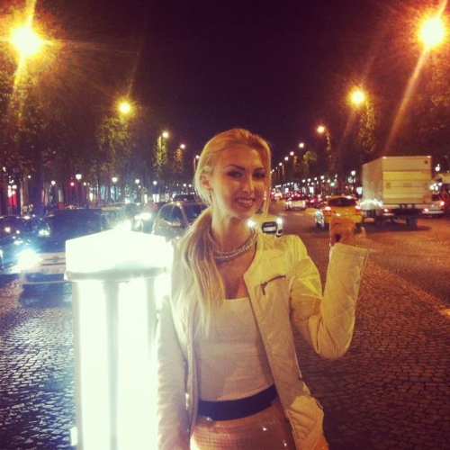 Foto: Andreea Bălan, o altă ţinută cool la Paris. Îţi place?