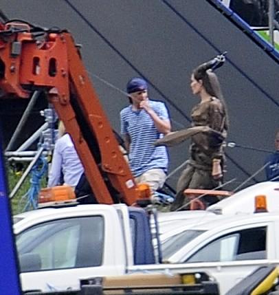 Poze: Angelina Jolie pe platoul de filmare. Vezi cum zboară!