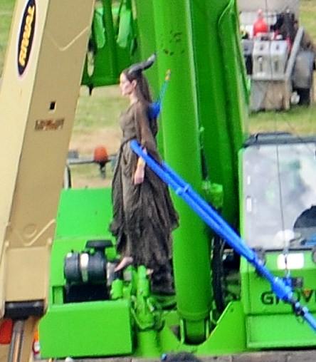 Poze: Angelina Jolie pe platoul de filmare. Vezi cum zboară!