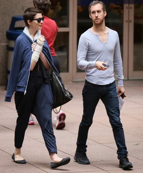 Foto: Anne Hathaway, cu mâna în ghips