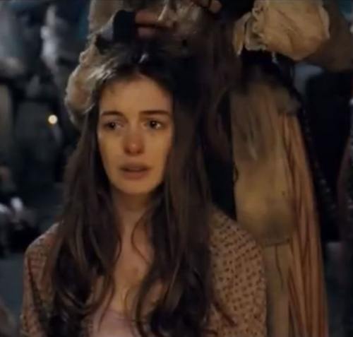 Poze: cum arată Anne Hathaway în filmul "Les Miserables"