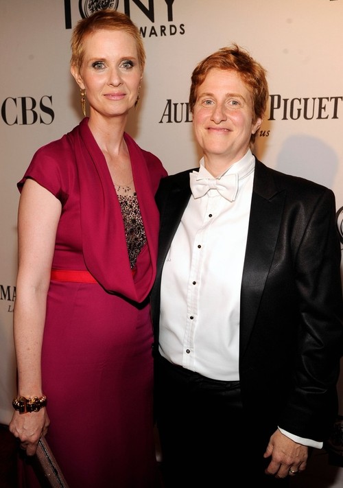 Foto: Cynthia Nixon, cu soţia de mână la Premiile Tony