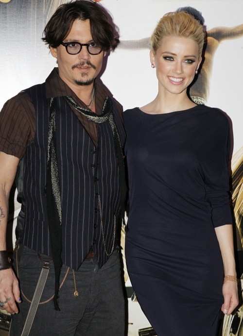 Foto: N-o să-ţi vină să crezi cine e noua iubită a lui Johnny Depp!