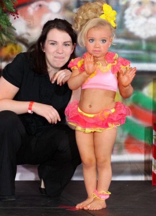 Şocant! Fetiţă de 2 ani dusă la solar de mama obsedată de perfecţiune