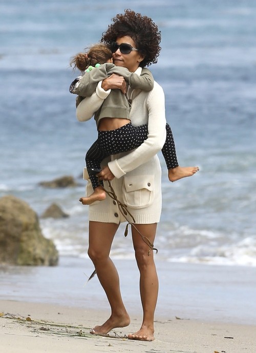 Foto: Cât de dulce! Halle Berry se joacă cu Nahla pe plajă