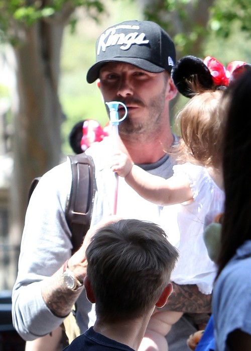 Foto: Familia Beckham la Disneyland. Uite cât de dulce s-a făcut Harper Seven!