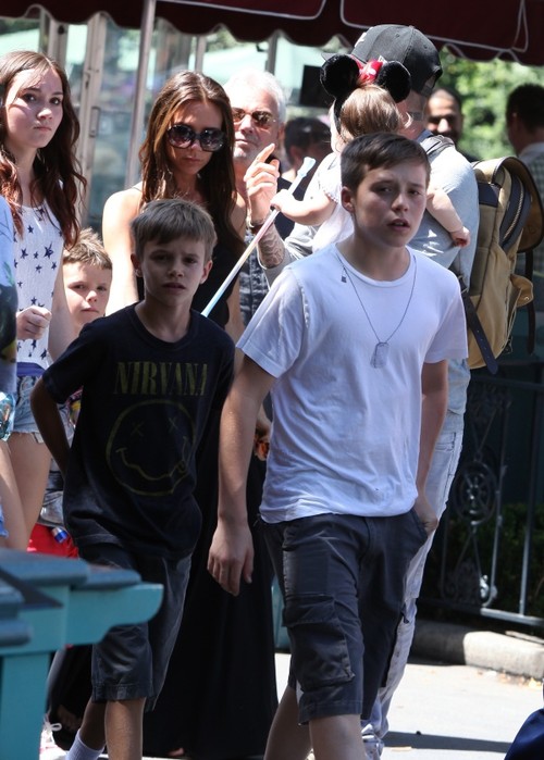 Foto: Familia Beckham la Disneyland. Uite cât de dulce s-a făcut Harper Seven!