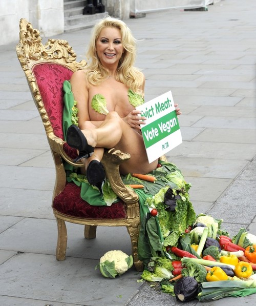 Foto: Încă un model Playboy a renunţat la haine pentru PETA