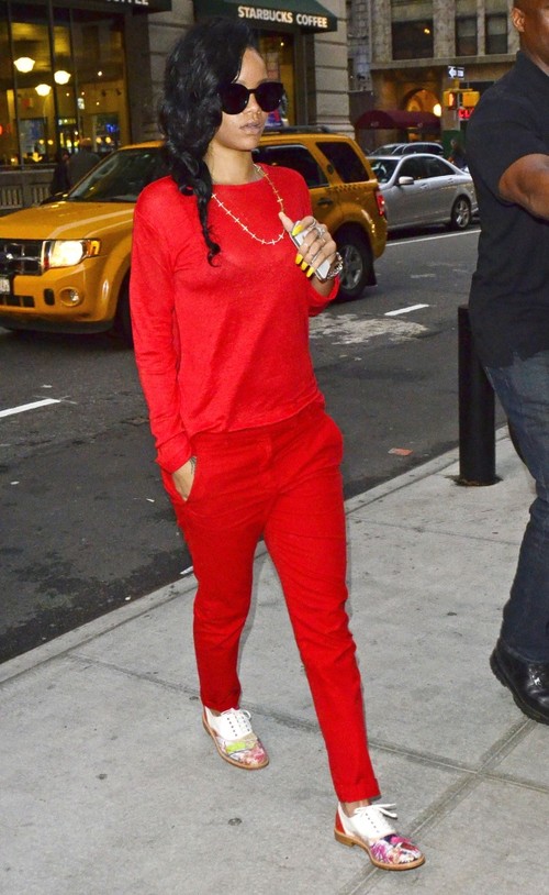 Foto: Rihanna, slabă băţ şi roşie din cap până în picioare