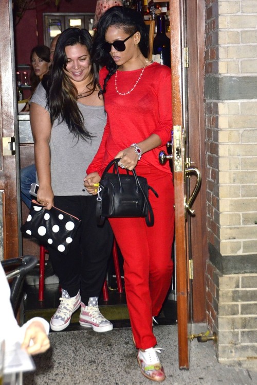 Foto: Rihanna, slabă băţ şi roşie din cap până în picioare