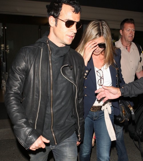 Foto: Jennifer Aniston s-a întors din Europa cu un diamant uriaş pe deget