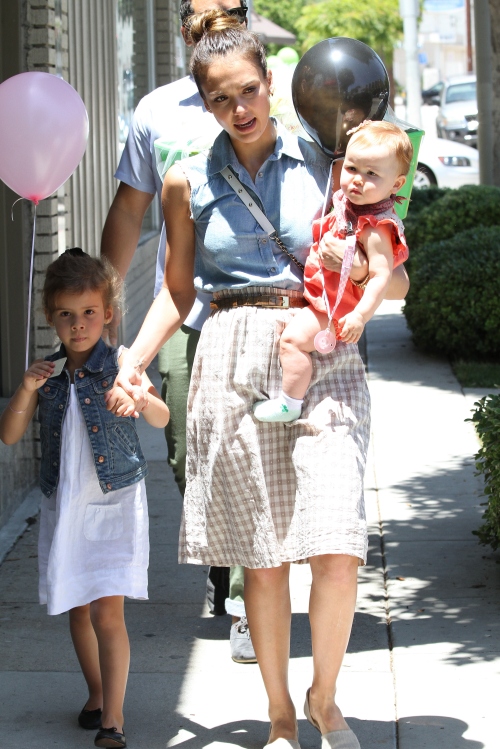 Foto: Jessica Alba are două fetiţe superbe! Uite ce mult seamănă cu ea!
