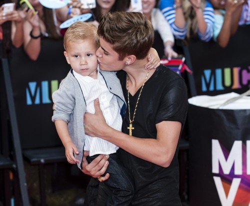 Foto: Cum i-ar sta lui Justin Bieber în postura de tătic?