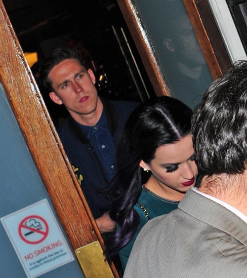 Katy Perry apare din nou lângă bărbatul misterios. Să fie începutul unei noi relaţii?
