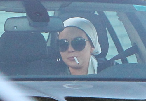 Foto: Ups! Lindsay Lohan surprinsă cu degetul în nas