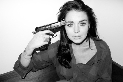 Foto şocant! Lindsay Lohan, în sutien şi cu pistolul în gură