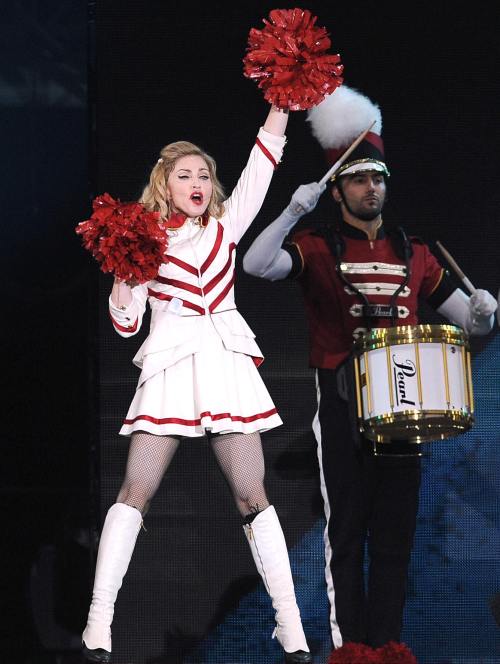 Madonna, majoretă sexy pe scenă! Vezi cum îi stă!