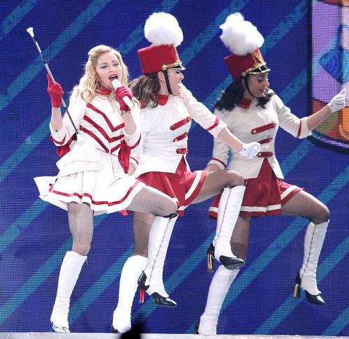 Madonna, majoretă sexy pe scenă! Vezi cum îi stă!