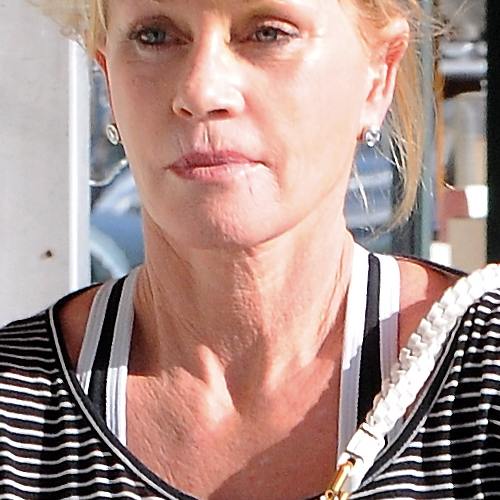 Melanie Griffith: decolteul îi trădează vârsta