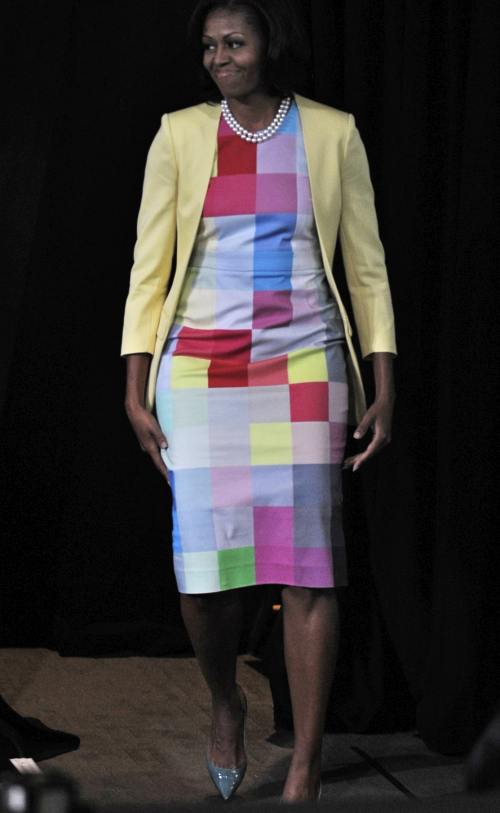 Poze: Michelle Obama, elegantă într-o ţinută veselă