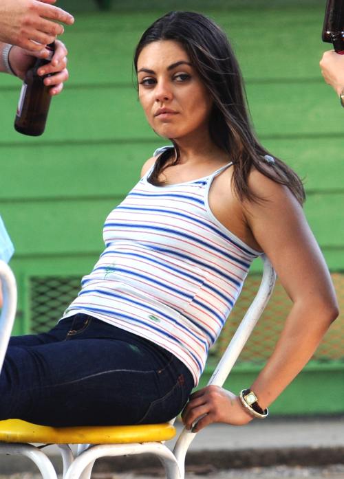 Poze: Mila Kunis s-a îngrăşat. Vezi cum arată!