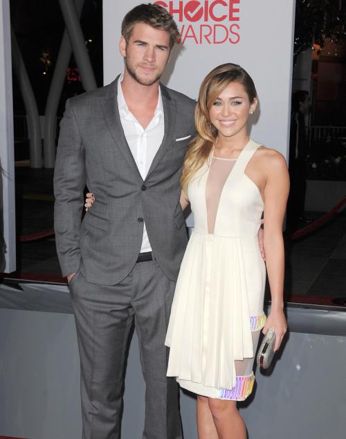 Miley Cyrus s-a logodit cu Liam Hemsworth. Cele mai frumoase poze cu cei doi