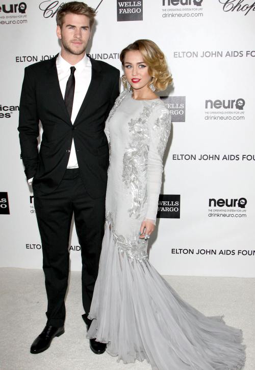 Miley Cyrus s-a logodit cu Liam Hemsworth. Cele mai frumoase poze cu cei doi