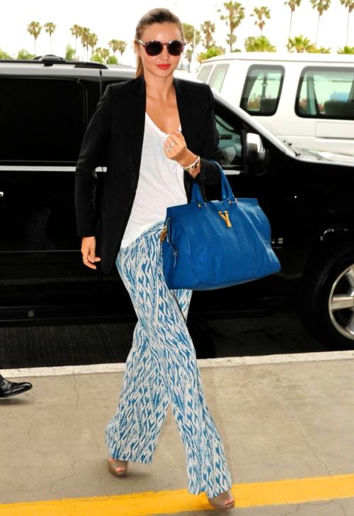 Miranda Kerr, ţinută casual chic. Vezi ce pantaloni poartă!
