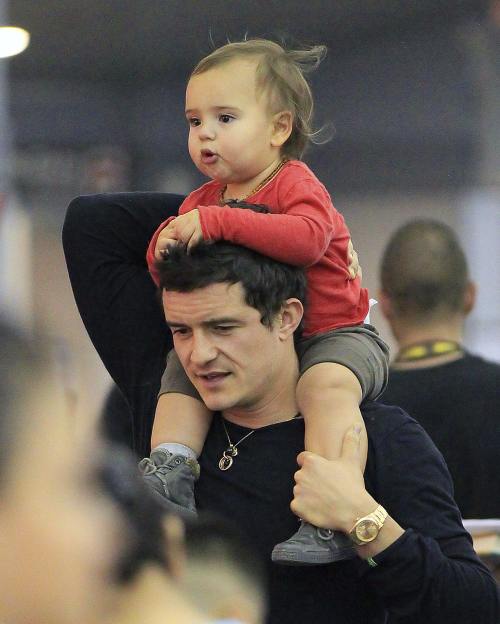 Poze: uite ce tătic grijului e Orlando Bloom!