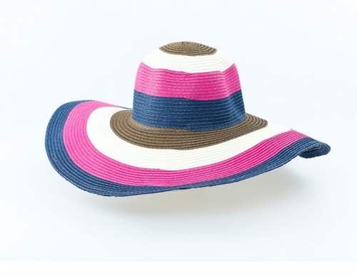 Modă: 10 articole vestimentare şi produse must have la plajă