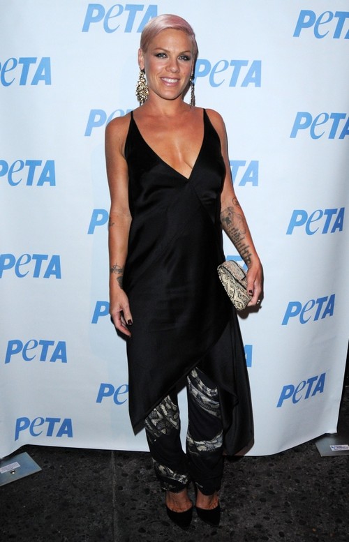 Foto: Pink, îmbrăcată foarte bizar la un eveniment PETA