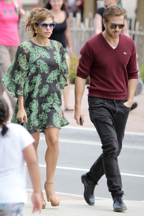 Ce cuplu superb! Eva Mendes şi Ryan Gosling, stilaţi la plimbare