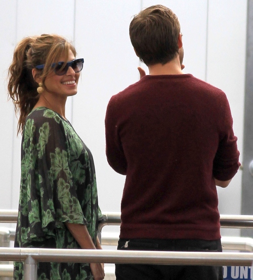 Ce cuplu superb! Eva Mendes şi Ryan Gosling, stilaţi la plimbare