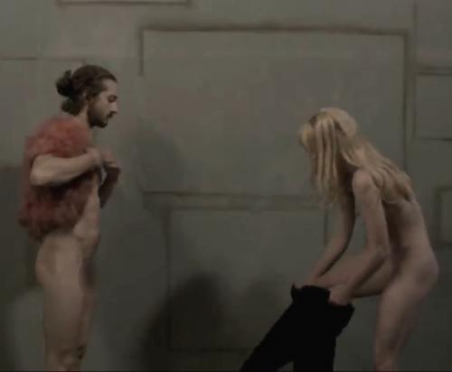 Poze scandaloase: Shia LaBeouf, gol puşcă într-un videoclip