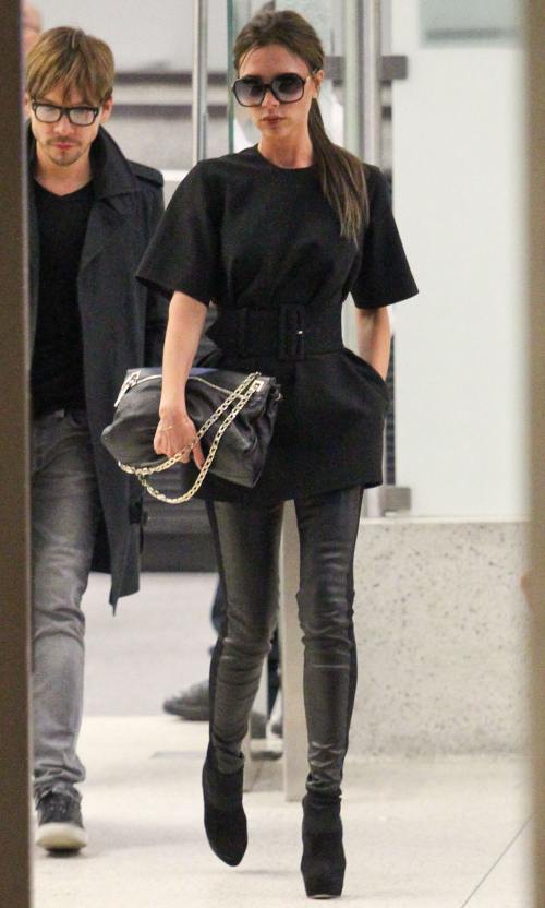 Victoria Beckham, elegantă în negru. Vezi cum arată!