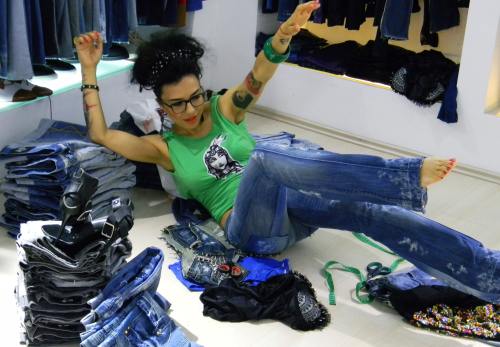 DJ Wanda s-a făcut designer! A creat tricouri pentru fanii Linkin Park!