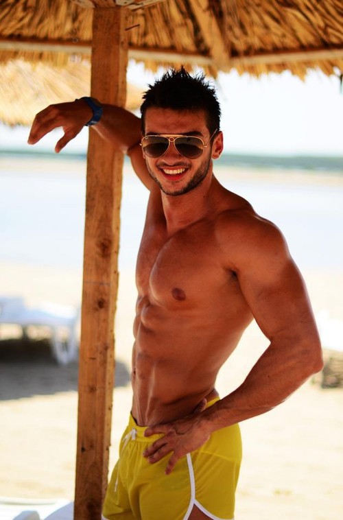 Ce sexy e! Ghiceşte cine arată atât de bine!