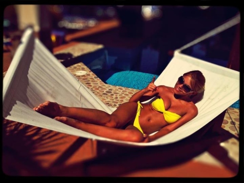 Wow! Ce sexy e Andreea Ibacka într-un costum de baie neon!