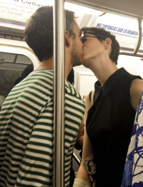 Foto: Ce pupăcioşi sunt Anne Hathaway şi iubitul, Adam Shulman!