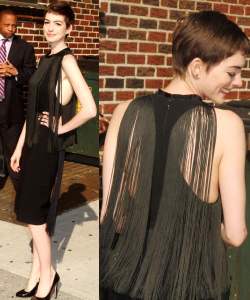 Poze: Anne Hathaway într-o rochie cu franjuri lungi. Îţi place?