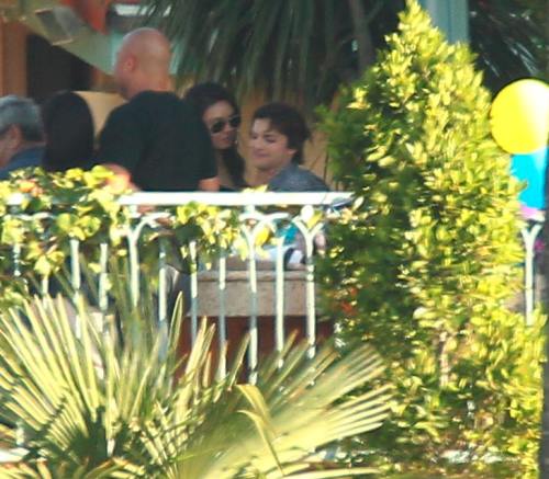 Ashton Kutcher şi Mila Kunis, surprinşi în timp ce se sărutau în Los Angeles