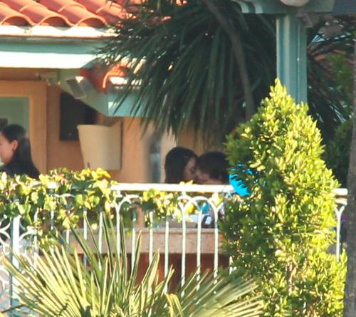 Ashton Kutcher şi Mila Kunis, surprinşi în timp ce se sărutau în Los Angeles
