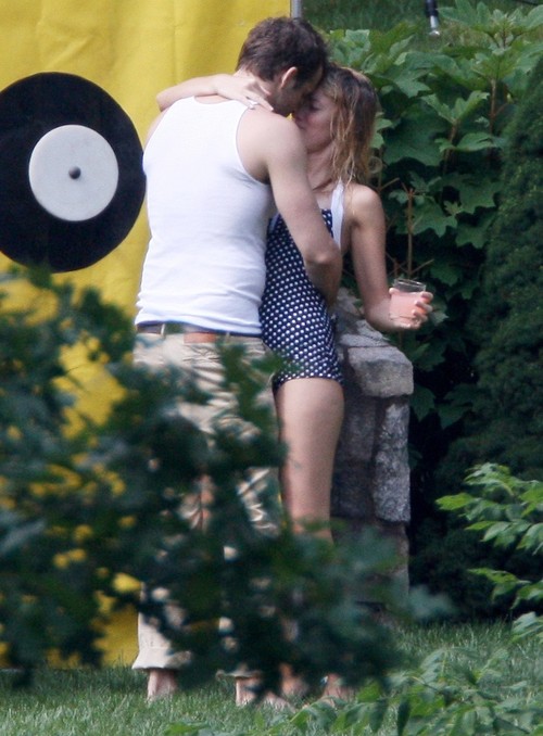 Blake Lively, într-un costum de baie retro. Îţi place cum îi vine?